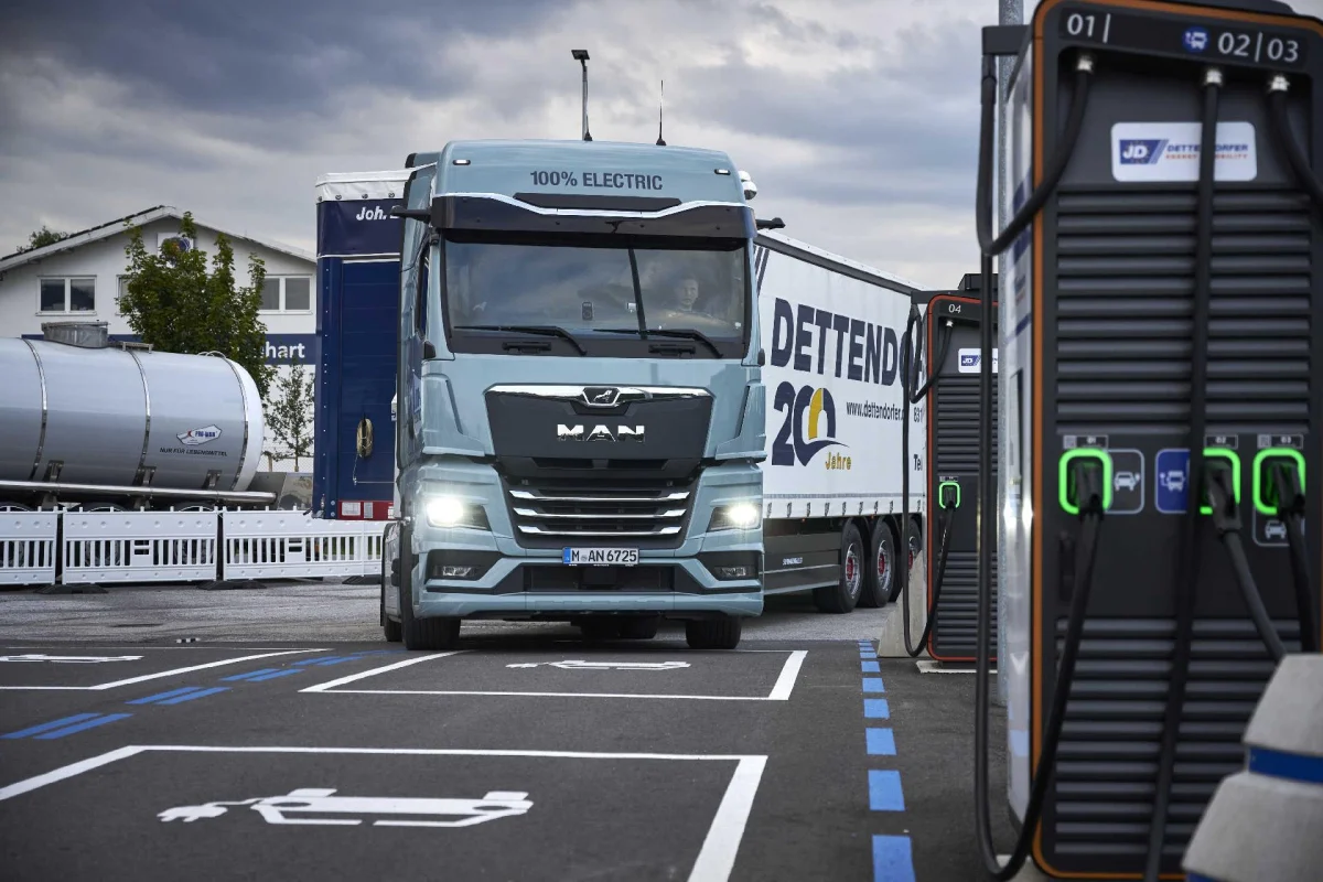 Elektrische vrachtwagen bij meerdere laadpunten op een depot