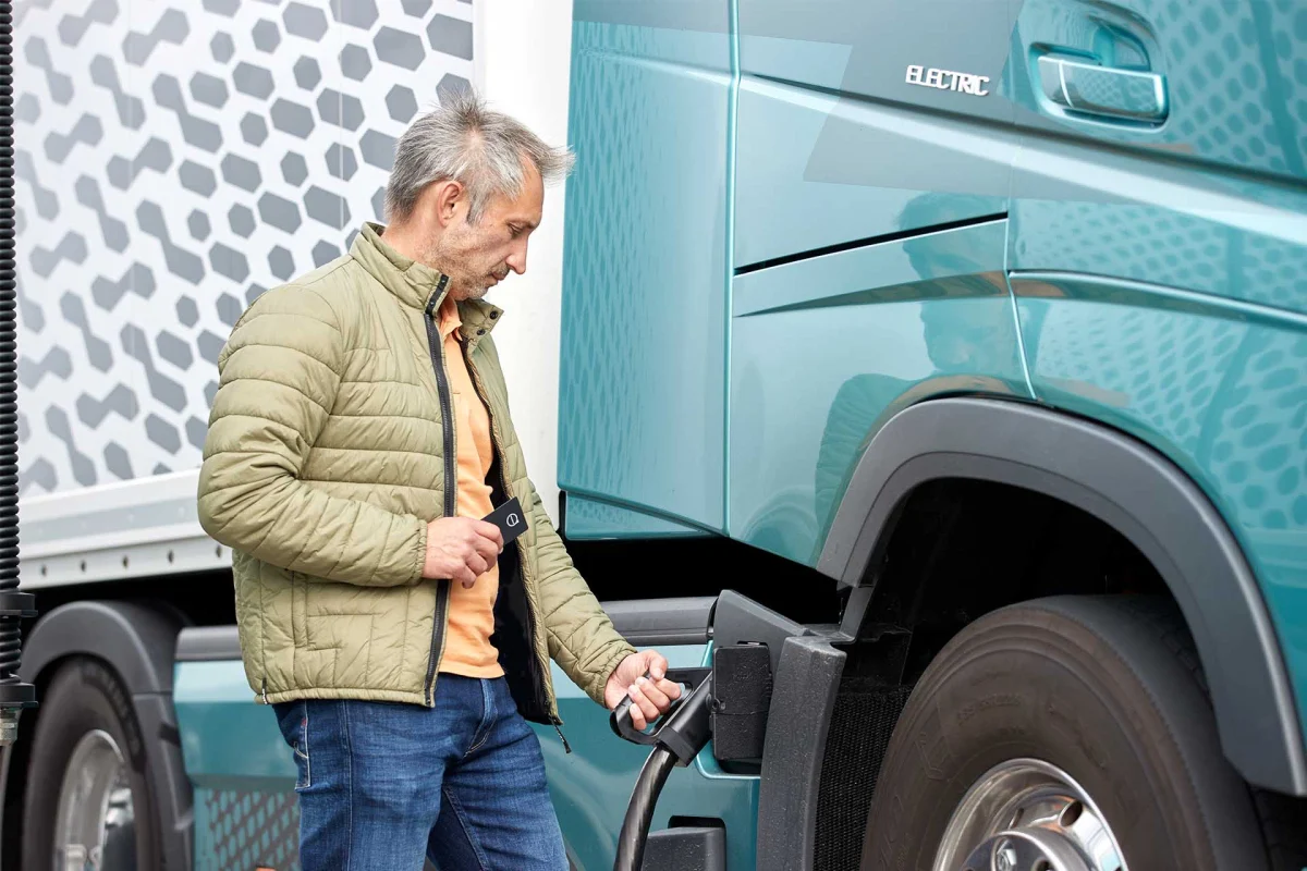 Een elektrische vrachtwagen wordt aangesloten op een laadpunt