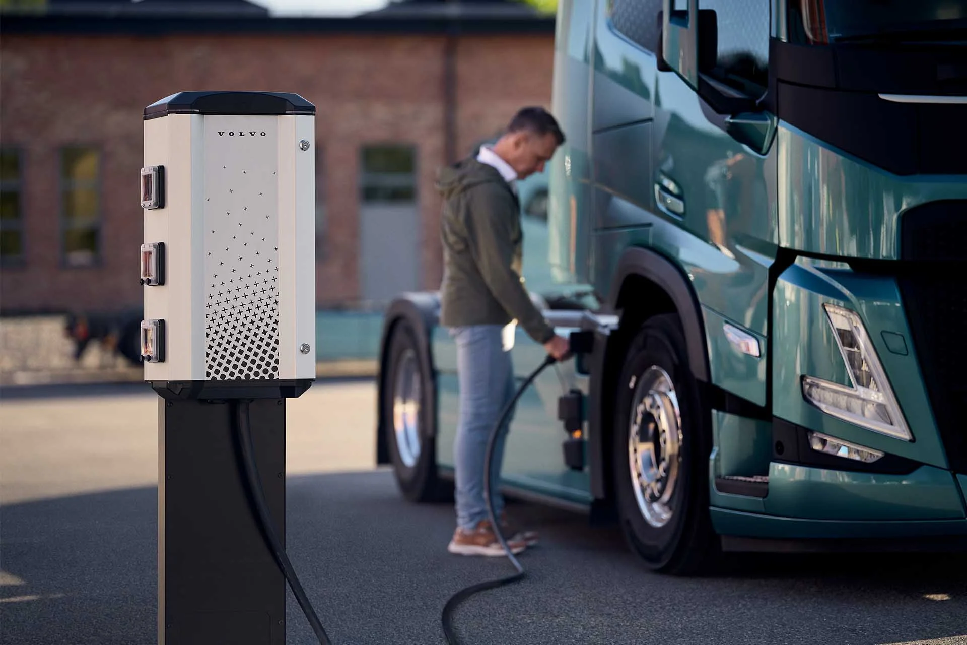 Elektrische vrachtwagen bij een laadpunt op een depot