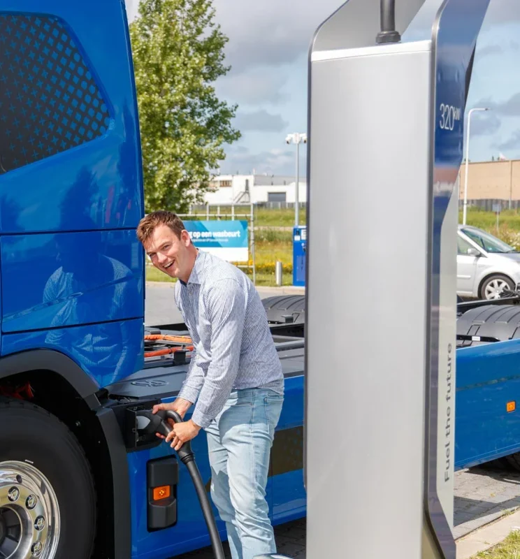 Mathijs Vrijbloed sluit een elektrische vrachtwagen aan op een laadpaal