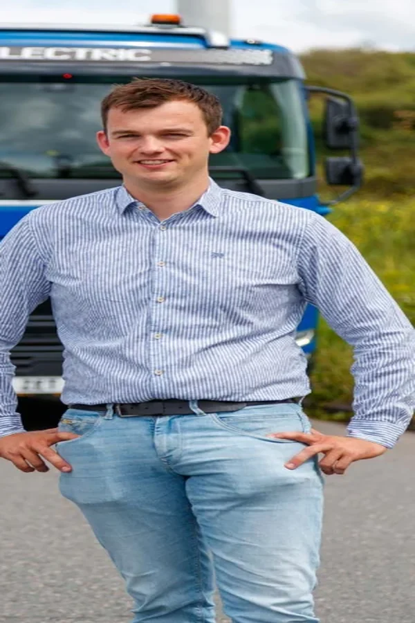 Mathijs Vrijbloed bij een elektrische vrachtwagen