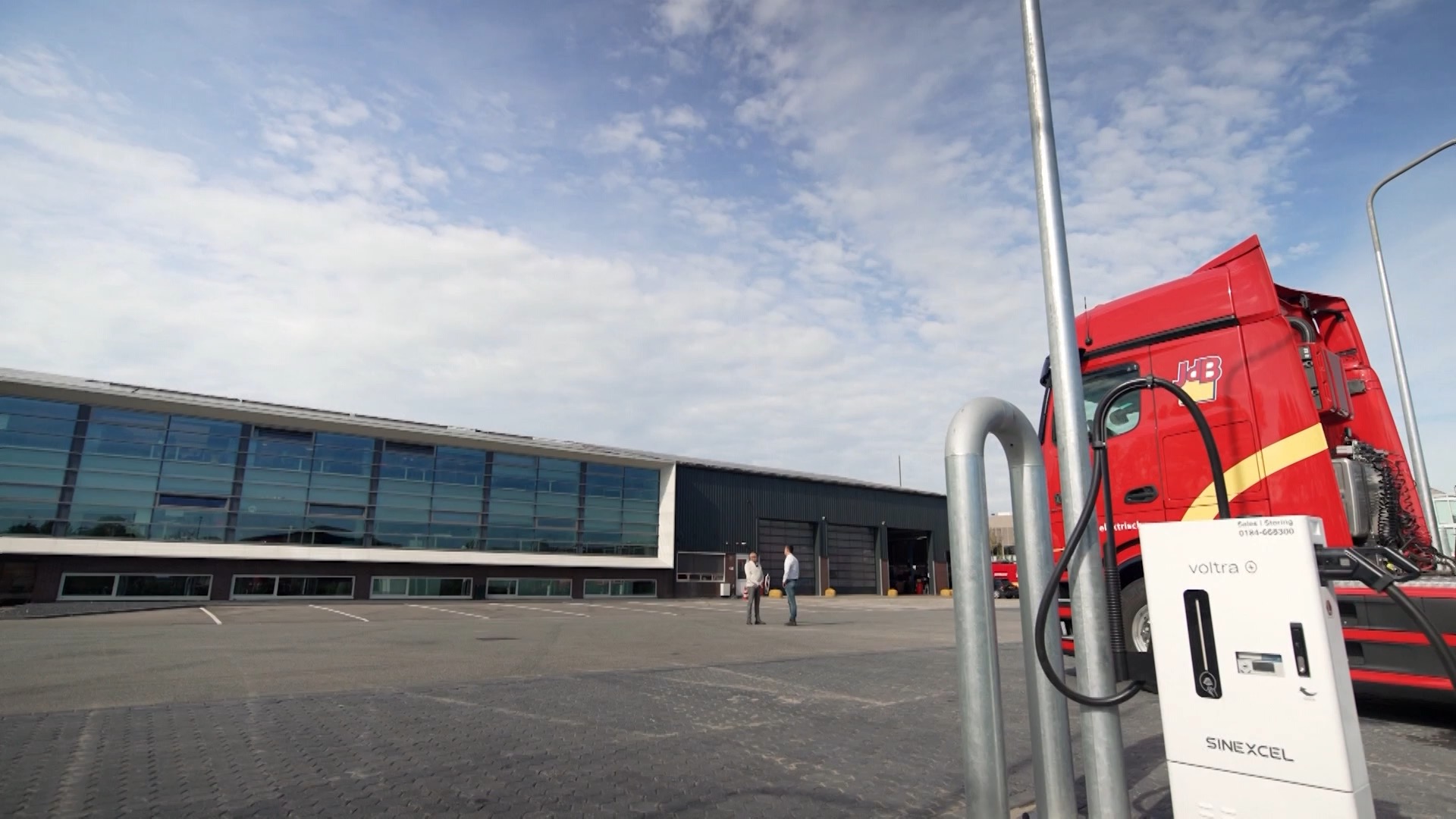 Een elektrische vrachtwagen van JdB groep bij een laadpaal